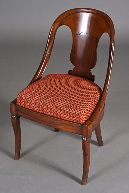 Chaise à châssis à dossier gondole en acajou...