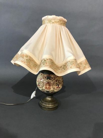 Lampe en laiton mouluré et céramique, la...