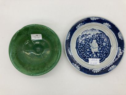 Lot de deux porcelaines, comprenant une assiette...