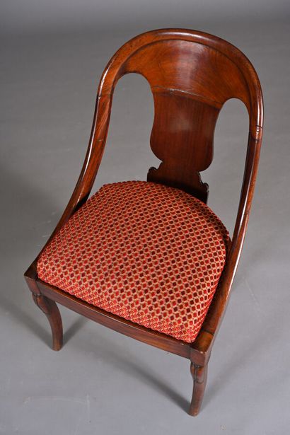 Chaise à châssis à dossier gondole en acajou...