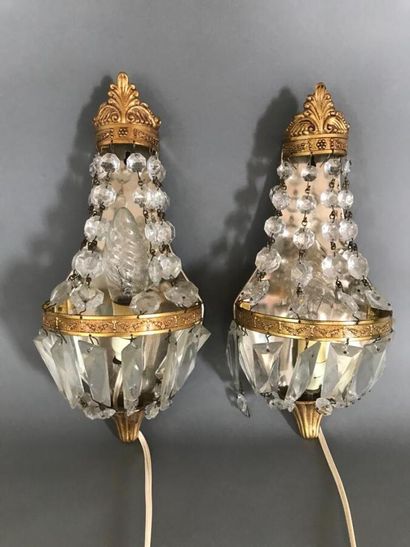 Paire d'appliques en bronze ciselé doré et...