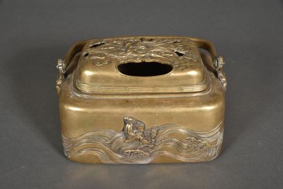 Petit brasero couvert avec anse, en bronze...