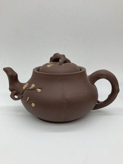 Deux théières en grès de type YIXING, l'une...