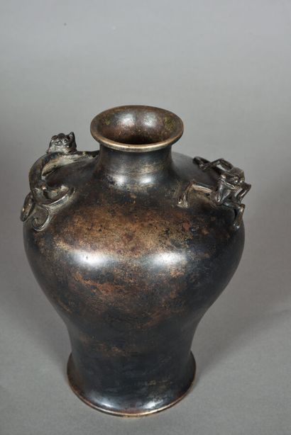 Vase balustre à petit col, en bronze de patine...