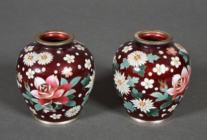 Paire de petits vases en émaux sur cuivre...