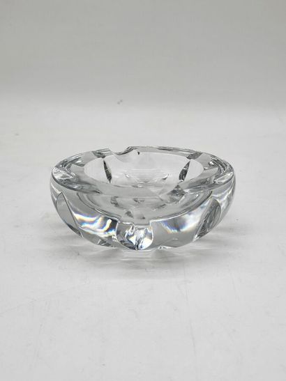 BACCARAT. Cendrier en cristal.
Marqué au...