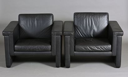 Travail italien, 
Paire de fauteuils en cuir...