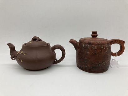 Deux théières en grès de type YIXING, l'une...