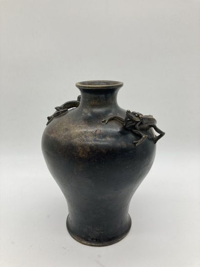 Vase balustre à petit col, en bronze de patine...