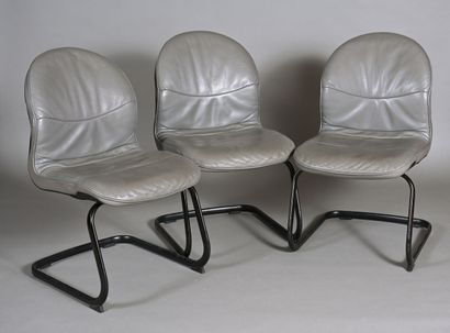 STRAFOR.
Suite de trois chaises, modèle 434...