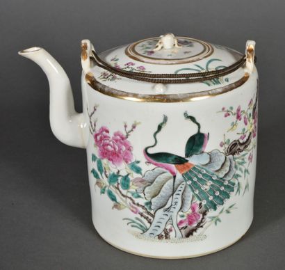 Deux théières en porcelaine et émaux de style...