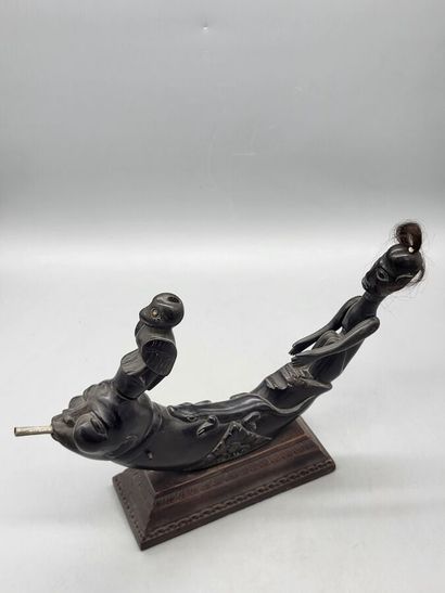 Elément décoratif formant pipe en bois sculpté...