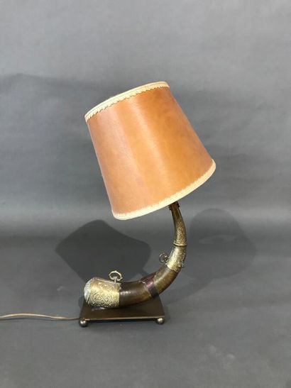 Poire à poire à décor en laiton repoussé...