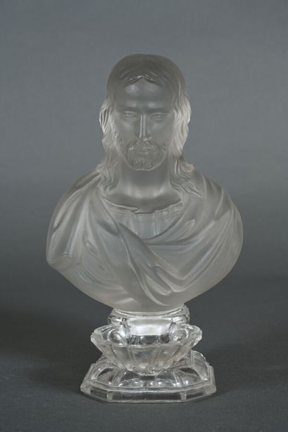 SAINT LOUIS.
Bénitier en cristal moulé figurant...