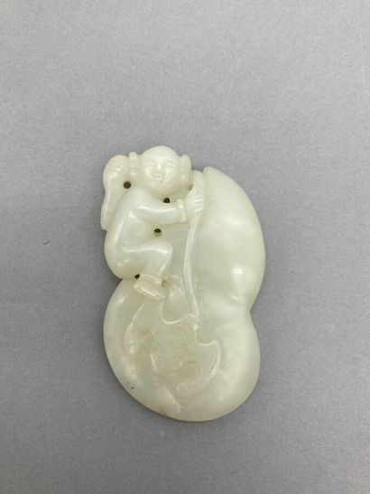 Deux pendentifs en jade céladon, l'un représentant...