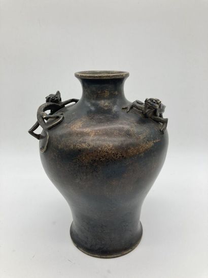 Vase balustre à petit col, en bronze de patine...