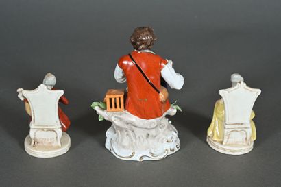 Lot de trois sujets en porcelaine émaillée...