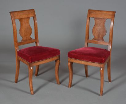 Paire de chaises en noyer aux dossiers ajourés,...