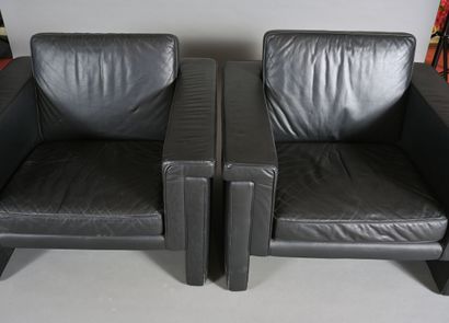 Travail italien, 
Paire de fauteuils en cuir...