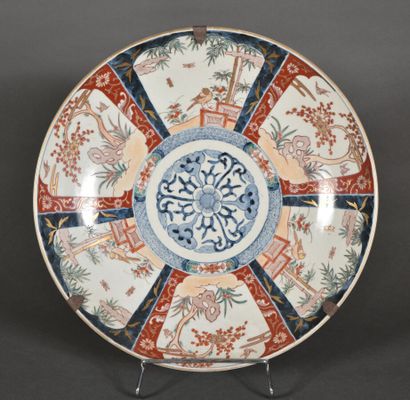 Plat en porcelaine d'Imari, à décor en médaillon...