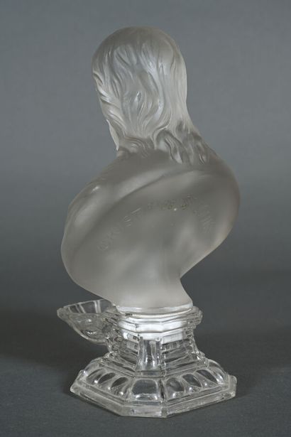 SAINT LOUIS.
Bénitier en cristal moulé figurant...