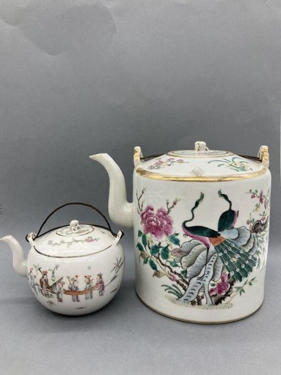Deux théières en porcelaine et émaux de style...
