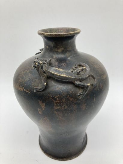 Vase balustre à petit col, en bronze de patine...