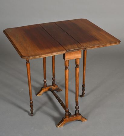 Table dite gateleg en bois mouluré ouvrant...