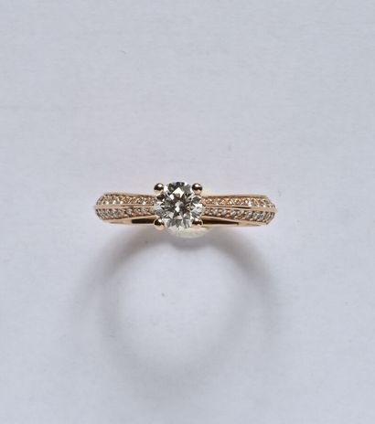 18K (750/oo) rose gold ring centered with...