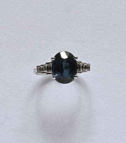 18K (750/oo) white gold ring centered with...