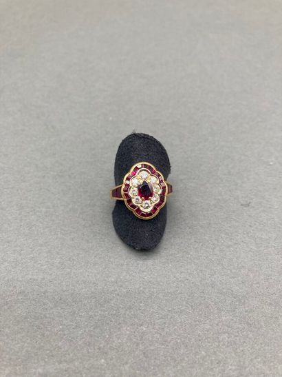 *Bague festonnée en or jaune centrée d'un...