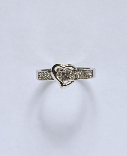 Silver ring (800/oo) set with an openwork...