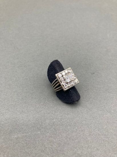 *Bague carrée en or gris et platine centrée...
