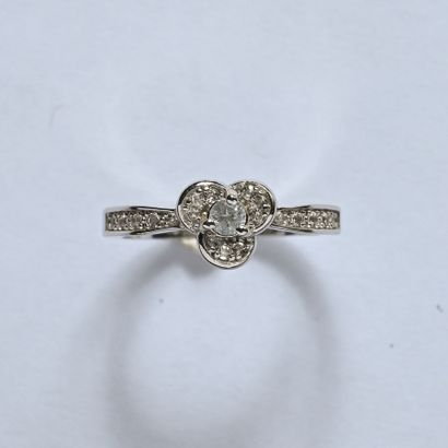 Silver ring (925/oo) with a flower motif...