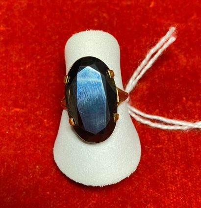 Two-tone 18K (750/oo) gold ring centered...