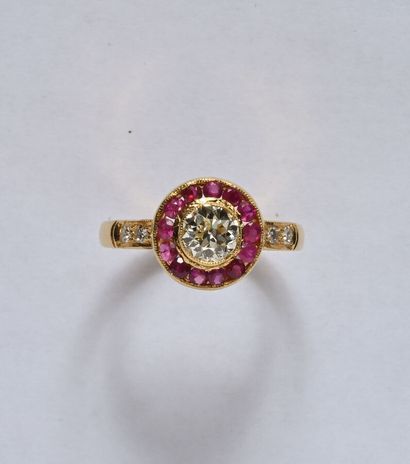 Ring in 18K (750/oo) yellow gold, the round...
