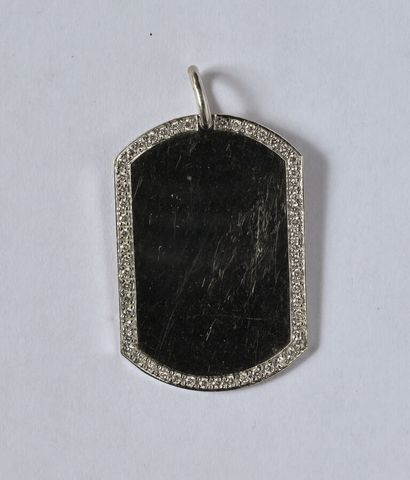 Pendentif en or gris 18K (750/oo) de forme...