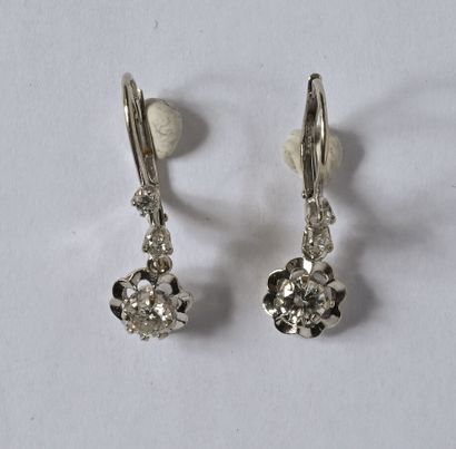 Paire de pendants d'oreilles en or gris 18K...