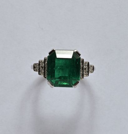 Bague en or gris 18K (750/oo) centrée d'une...
