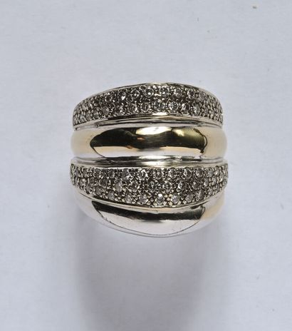 Bague en or gris 18K (750/oo) formant quatre...