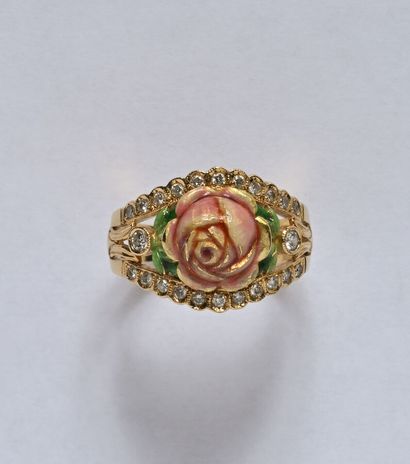 Ring in 18K (750/oo) yellow gold centered...