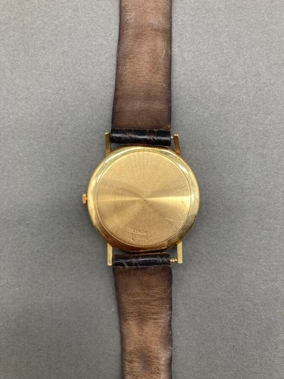 *PIAGET. Montre ronde en or jaune, index...