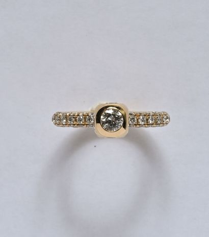 Ring in 18K (750/oo) yellow gold, centered...