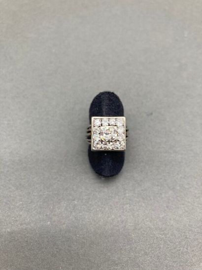 *Bague carrée en or gris et platine centrée...