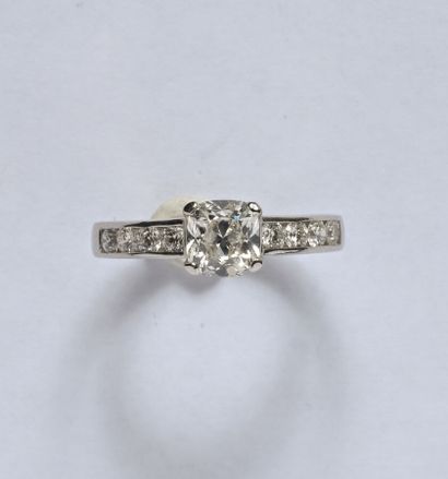 Bague en or gris 18K (750/oo) centrée d'un...