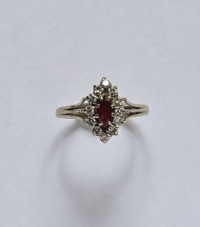 Bague en or gris 18K (750/oo) à fils centrée...
