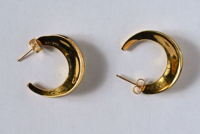 ROBERT LEE MORRIS: Pair of smooth 18K (750/oo)...