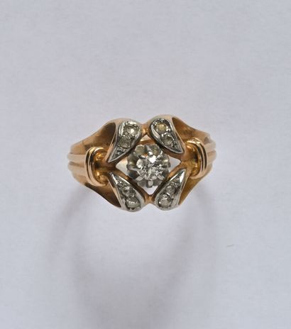 18K (750/oo) yellow gold ring with an openwork...