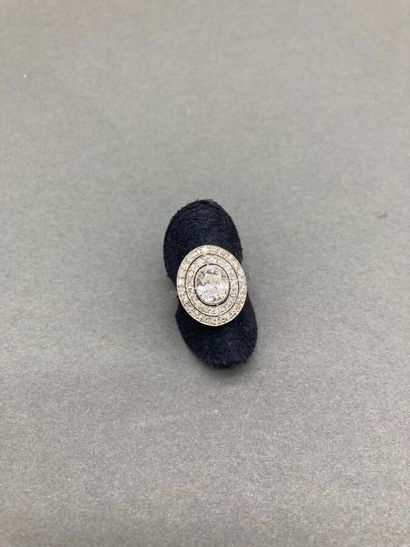* Bague ovale en platine ornée d'un diamant...