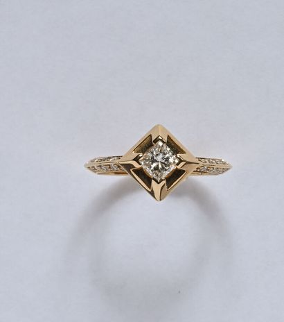18K (750/oo) yellow gold ring centered on...